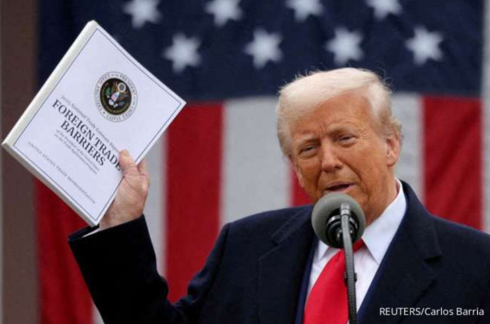 ILUSTRASI. Presiden AS Donald Trump memegang dokumen