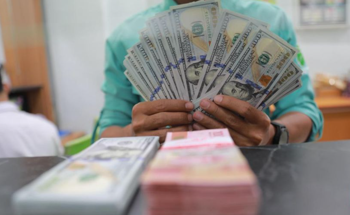 Foto: Petugas menghitung uang di tempat penukaran uang Dolar Asia, Melawai, Blok M, Jakarta, Selasa, (3/10). (CNBC Indonesia/Muhammad Sabki)