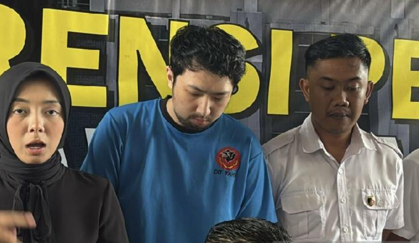 Polda Jabar saat menghadirkan tersangka berinisial PAP atas kasus kekerasan seksual yang terjadi pada keluarga pasien di Bandung, Jawa Barat, Rabu (9/4/2025). (ANTARA/Rubby Jovan)