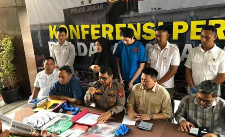 Polisi menunjukkan Priguna Anugerah Pratama, tersangka pemerkosaan oleh dokter PPDS di RSHS Bandung saat konferensi pers di Mapolda Jawa Barat, Rabu (9/4/2025). Foto: Robby Bouceu/kumparan