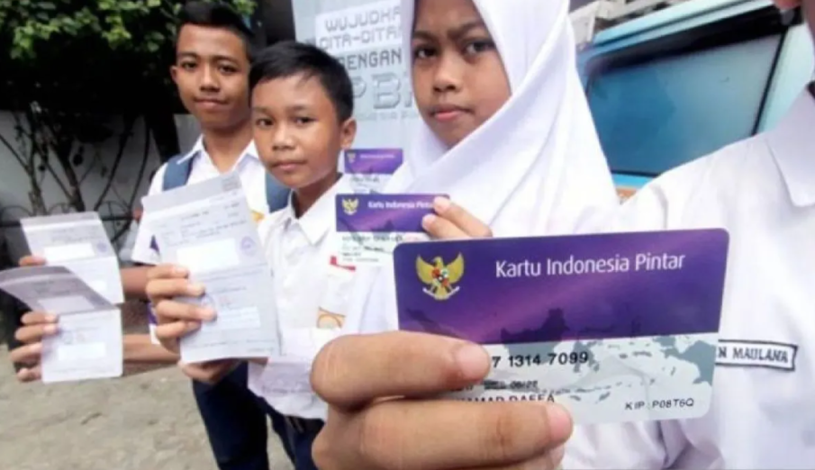 Ilustrasi &ndash; Siswa menunjukkan Kartu Indonesia Pintar (KIP) dan buku tabungan BRI saat sosialisasi pencairan dana Program Indonesia Pintar (PIP) di SMPN 4 Bogor.