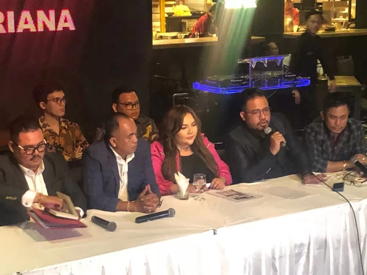 Lisa Mariana saat melakukan konfrensi Pers di Kawasan Kelapa Gading