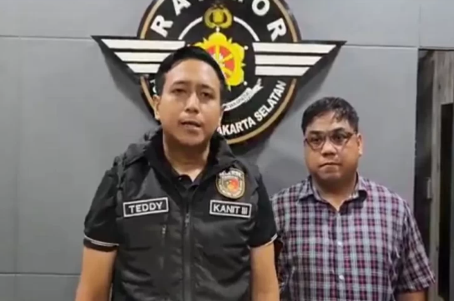 Kanit Ranmor Satreskrim Polres Metro Jakarta Selatan Iptu Teddy Rohendi mengatakan, anggotanya menangkap mantan artis sinetron karena mengedarkan uang palsu senilai ratusan juta rupiah. Foto/tangkapan
