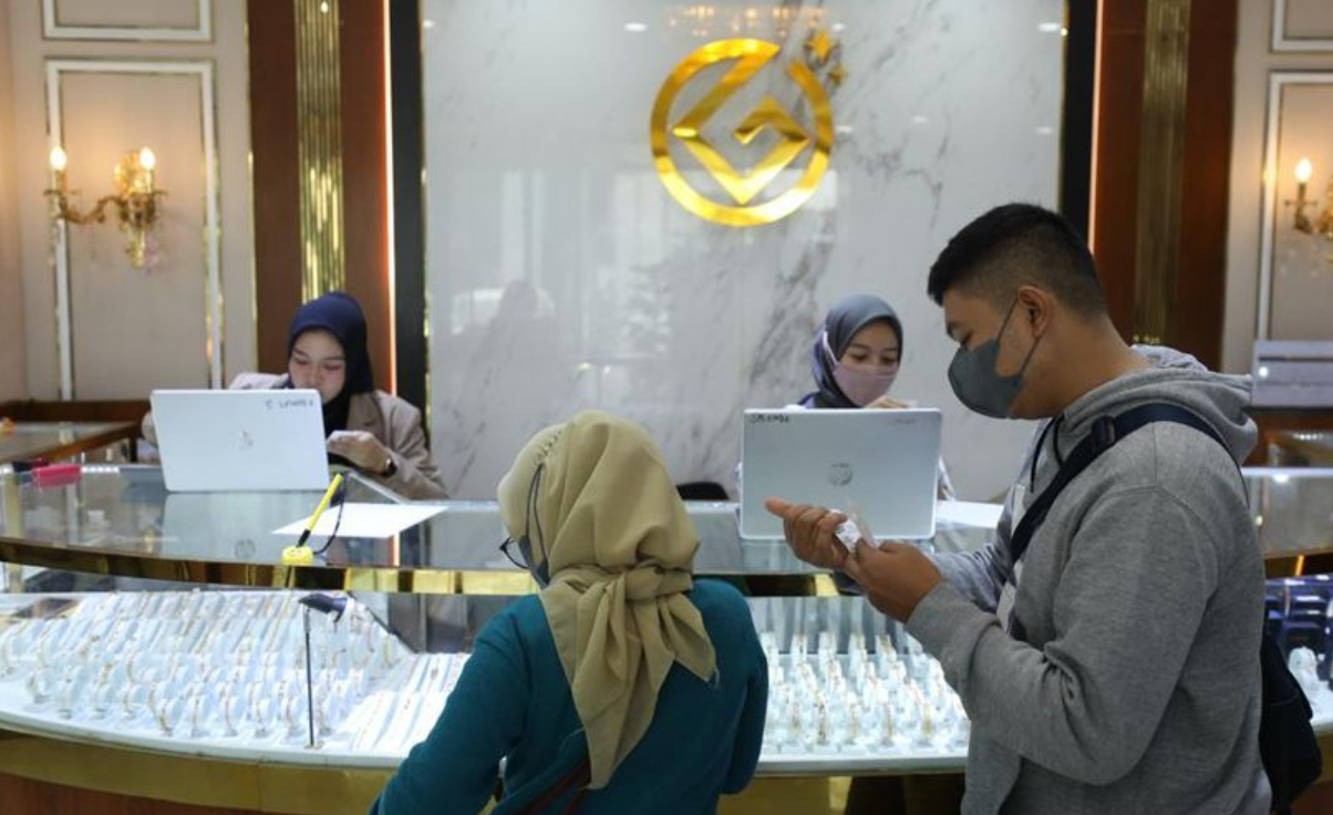 Foto: Warga melakukan transaksi pembelian emas di Pegadaian kawasan Jakarta, Jumat (19/5/2023). (CNBC Indonesia/Tri Susilo)