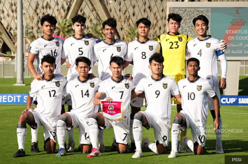 Para pemain timnas U-17 Indonesia melawan Korea Utara di perempat final Piala Asia U-17 2025 di King Abdullah Sports City Hall Stadium, Taif, Senin (14/4/2025).