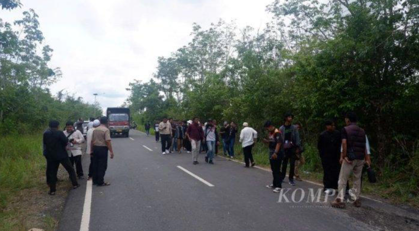 TKP penemuan jasad Sheila: Rekonstruksi pembunuhan jurnalis Juwita oleh prajurit TNI AL, Jumran, digelar di Jalan Trans Gunung Kupang, Banjarbaru, Sabtu (5/4/2025).