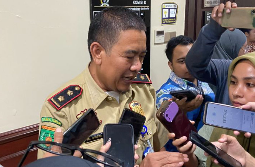 Kepala Bidang Pengawasan dan K3 Disnaker Trans Provinsi Jawa Timur, Tri Widodo saat menghdiri hearing DPRD Surabaya, Selasa (15/4/2025)(KOMPAS.com/IZZATUN NAJIBAH)