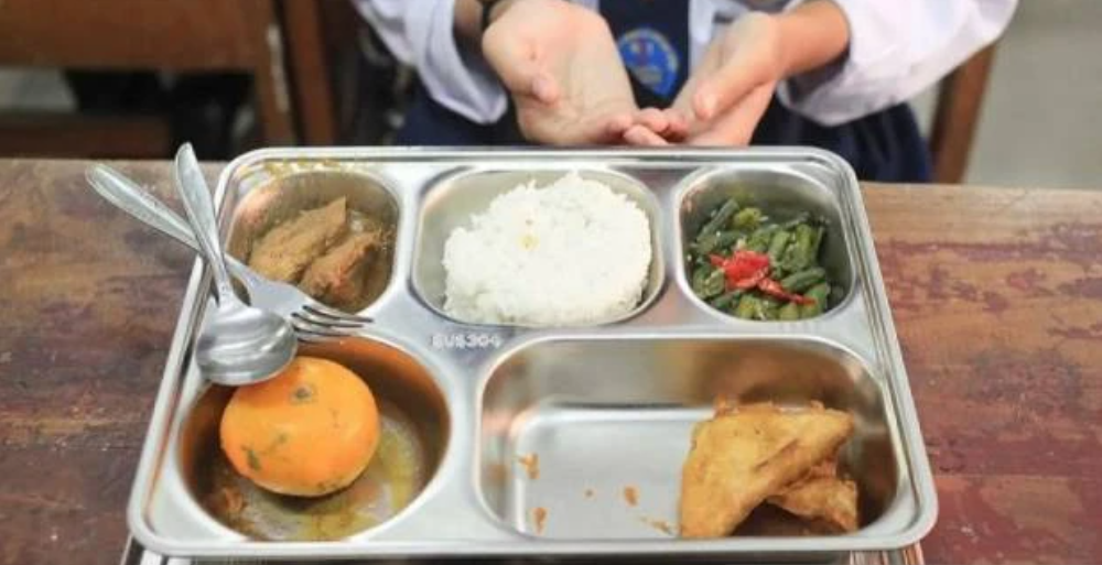 Seorang siswa bersiap menyantap sajian dalam program Makan Bergizi Gratis di SMP Negeri 61, Slipi, Jakarta, Senin (6/1/2025). (Sumber: ANTARA FOTO/Reno Esir )