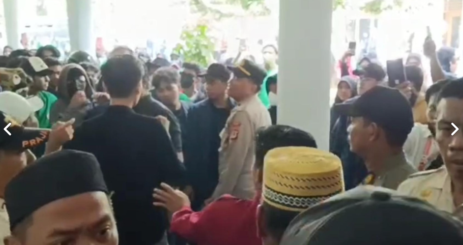 potongan video viral dan massa unjuk rasa. (Sumber : Tim tvOne/Rusli)