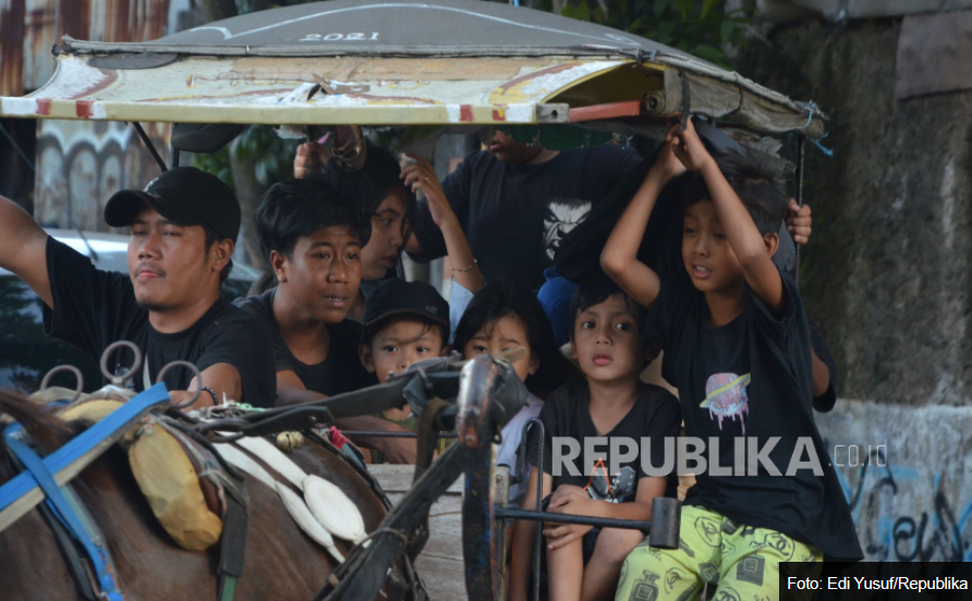 Sejumlah anak-anak naik delman di kawasan TMP Cikutra, Kota Bandung, Jawa Barat, Senin (18/3/2024).