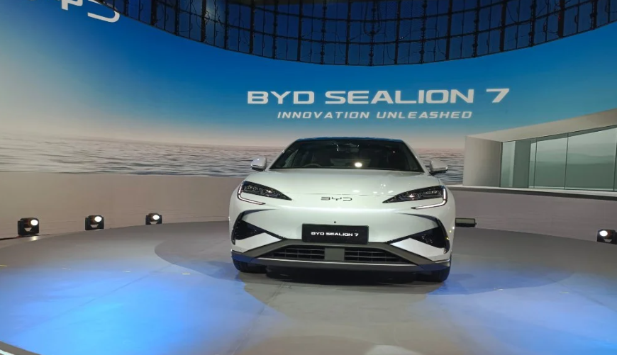 BYD resmi luncurkan Sealion 7 di IIMS 2025. (Bisnis/Rizqi Rajendra)