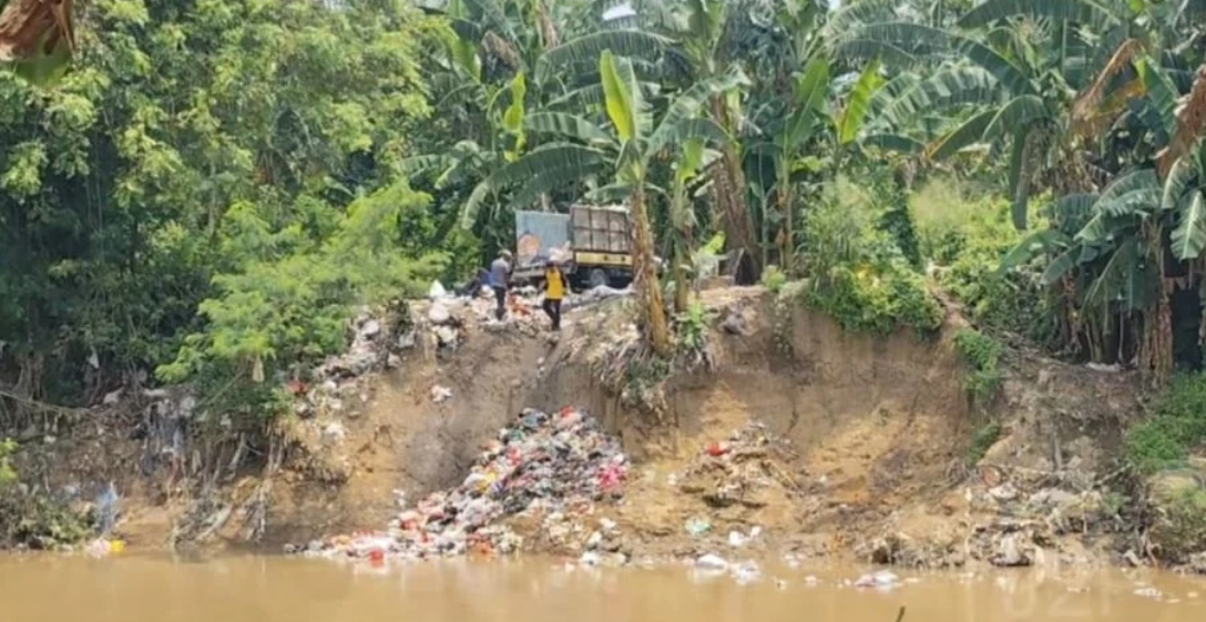 Video Viral Mobil Bak Buang Sampah ke Kali Bekasi Bikin Netizen Geram