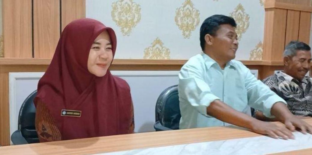 Guru SMP PGRI 5 Sukodono, Sragen, Anggrek Anggarayani mendatangi Dinas Pendidikan Sragen untuk klarifikasi video viral memotong seragam siswa, dan akhirnya meminta maaf, Selasa (22/4/2025).