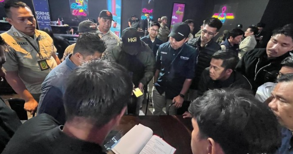 Foto: Satgas Pengawasan Perizinan Kota Makassar memeriksa dokumen perizinan THM Helens Play Mart saat sidak. (Sahrul Alim/detikSulsel)