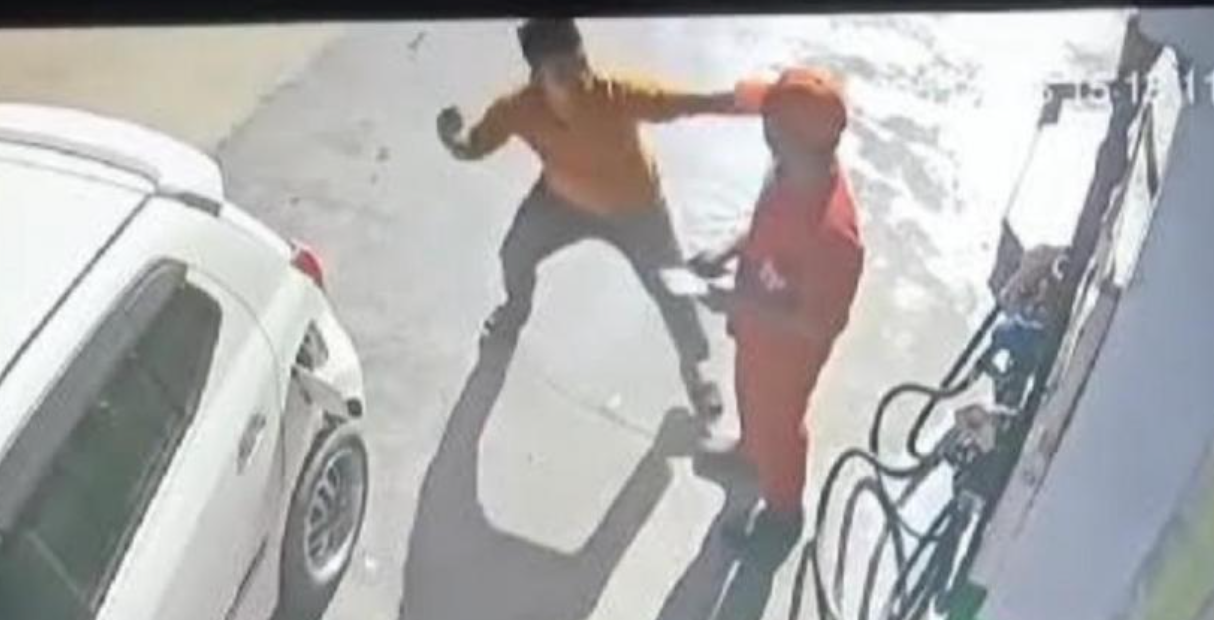 Tangkapan layar pengemudi mobil hendak memukul petugas SPBU gegara tak bisa isi BBM. (Foto: Ist)