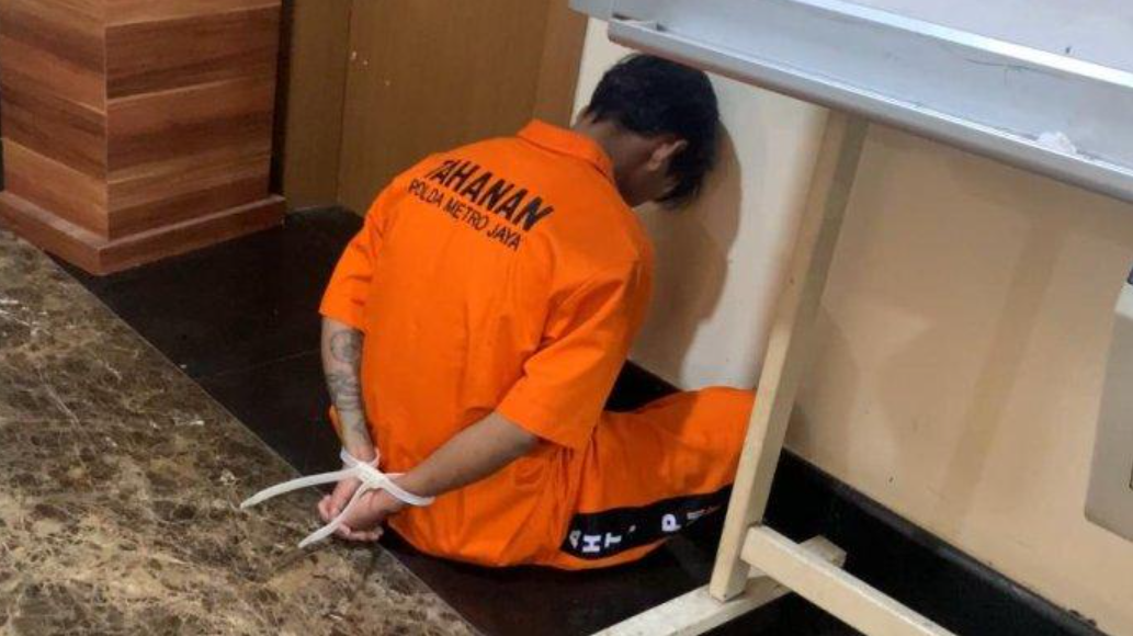 Nana (baju tahanan oranye) saat hendak dihadirkan dalam jumpa pers di Mapolda Metro Jaya, Semanggi, Jakarta Selatan, Jumat (25/4/2025).