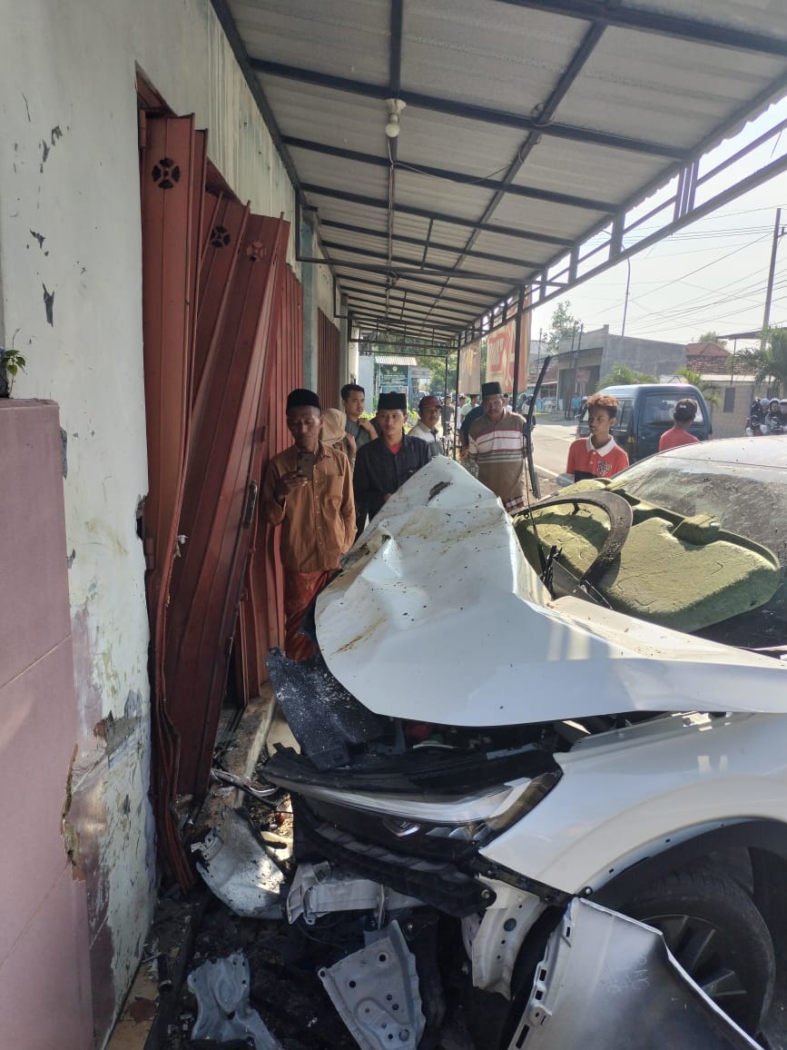 RINSEK: Warga melihat kendaraan korban laka lantas di Jalan Raya Gebang, Kelurahan Bancaran, Bangkalan, Minggu (27/4).  (POLRES BANGKALAN UNTUK JPRM)