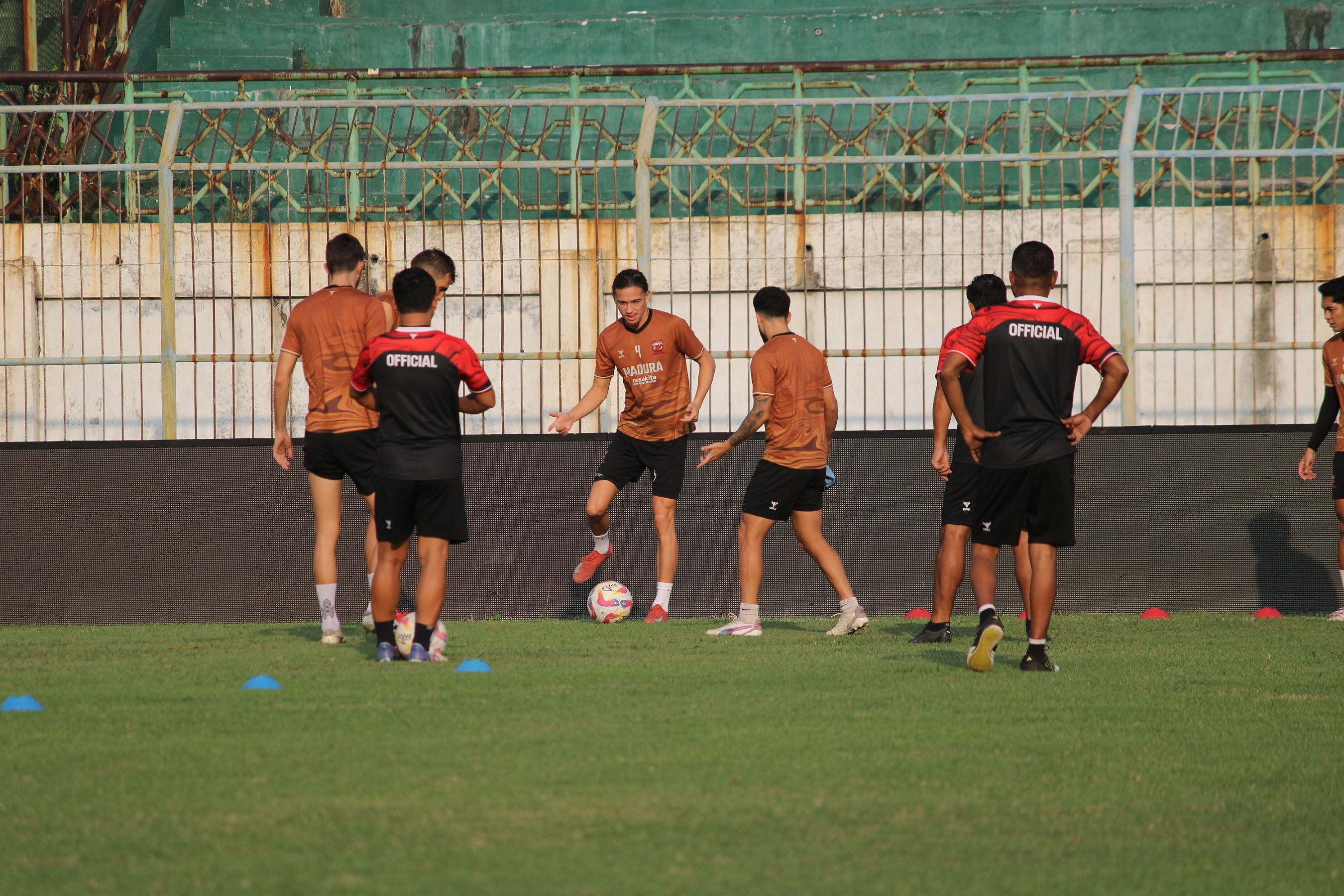 LATIHAN RINGAN: Pemain MU melakukan official training di Stadion Gelora Bangkalan kemarin. (VIVIN AGUSTIN HARTONO/JPRM)