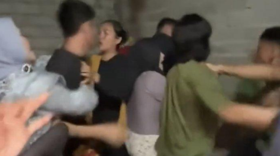Tangkapan layar video viral pengantin pria dikeroyok keluarga istri usai akad nikah pada Jumat (25/4/2025).