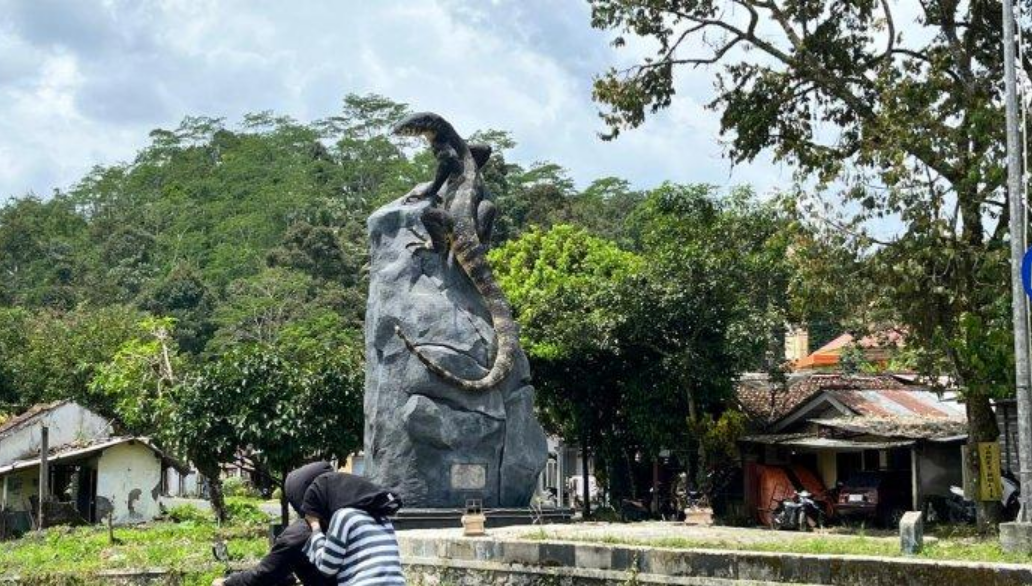 Penampakan tugu patung biawak bernama Tugu Krasak Menyawak, Senin (21/4/2025).