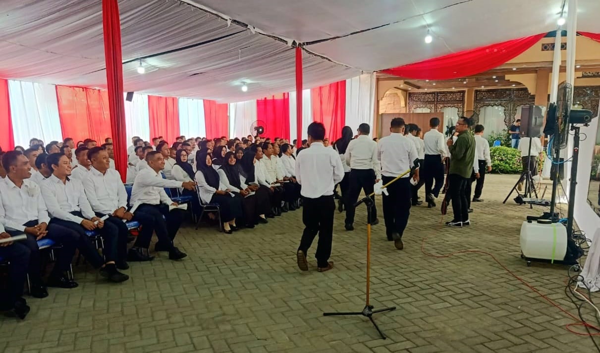 TERTIB: Peserta PPPK tahap satu sebelum mengikuti seleksi kompetensi di Gedung Jaya Prima Abadi, Pamekasan, Rabu (4/12/2024). (BKPSDM UNTUK JPRM)