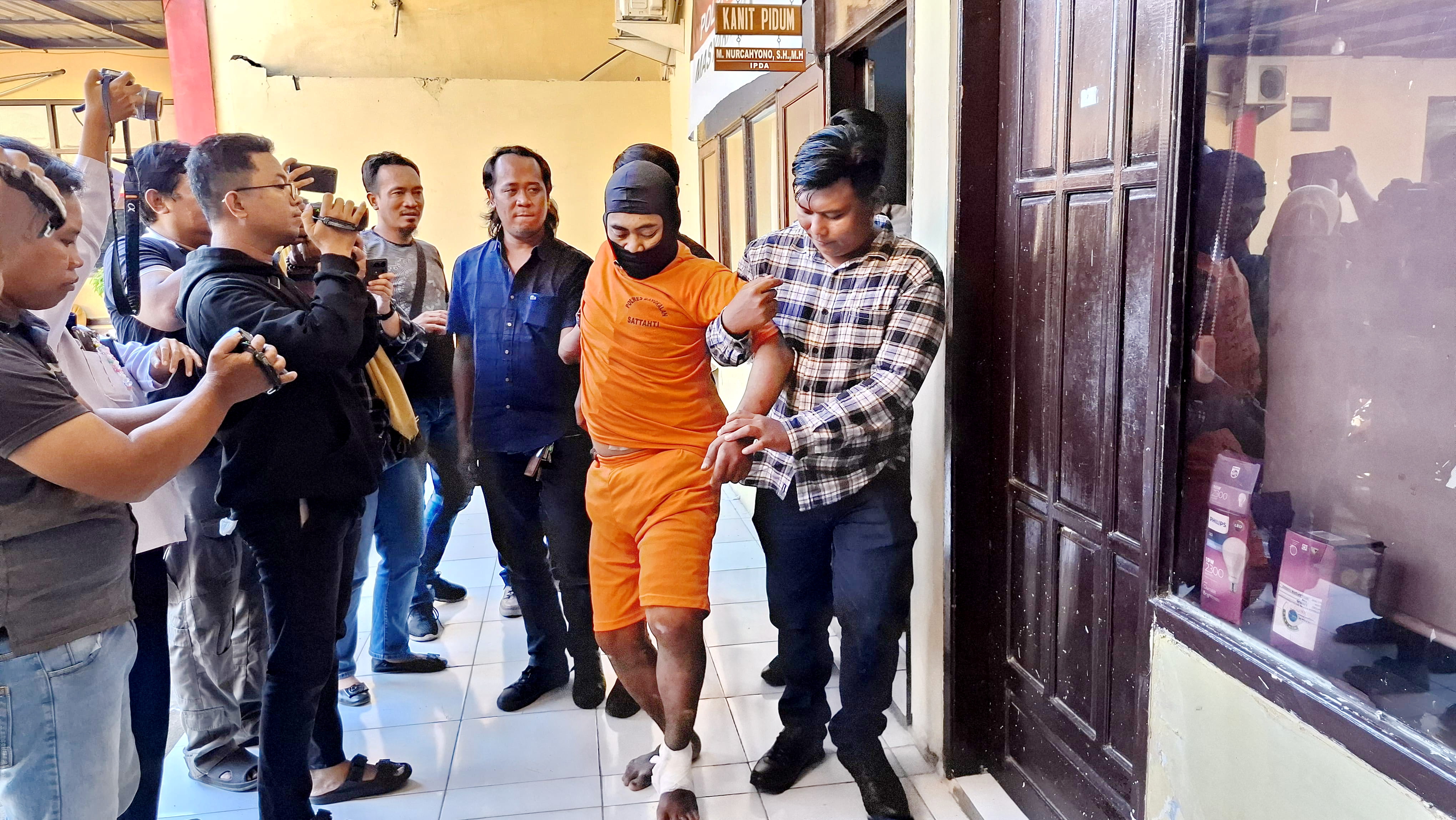 KEOK: Anggota Satreskrim Polres Bangkalan menggiring tersangka kasus pembegalan di Mapolres Bangkalan kemarin (29/4). (IMAMUDDIN/JPRM)