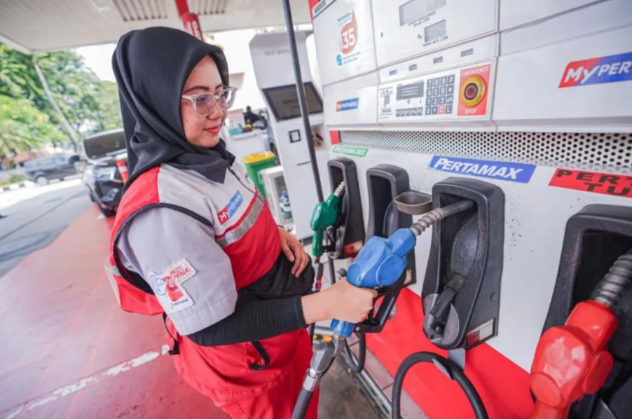 Ilustrasi - Petugas SPBU Pertamina bersiap mengisi BBM nonsubsidi jenis Pertamax ke kendaraan pelanggan. ANTARA/HO-PT Pertamina Patra Niaga