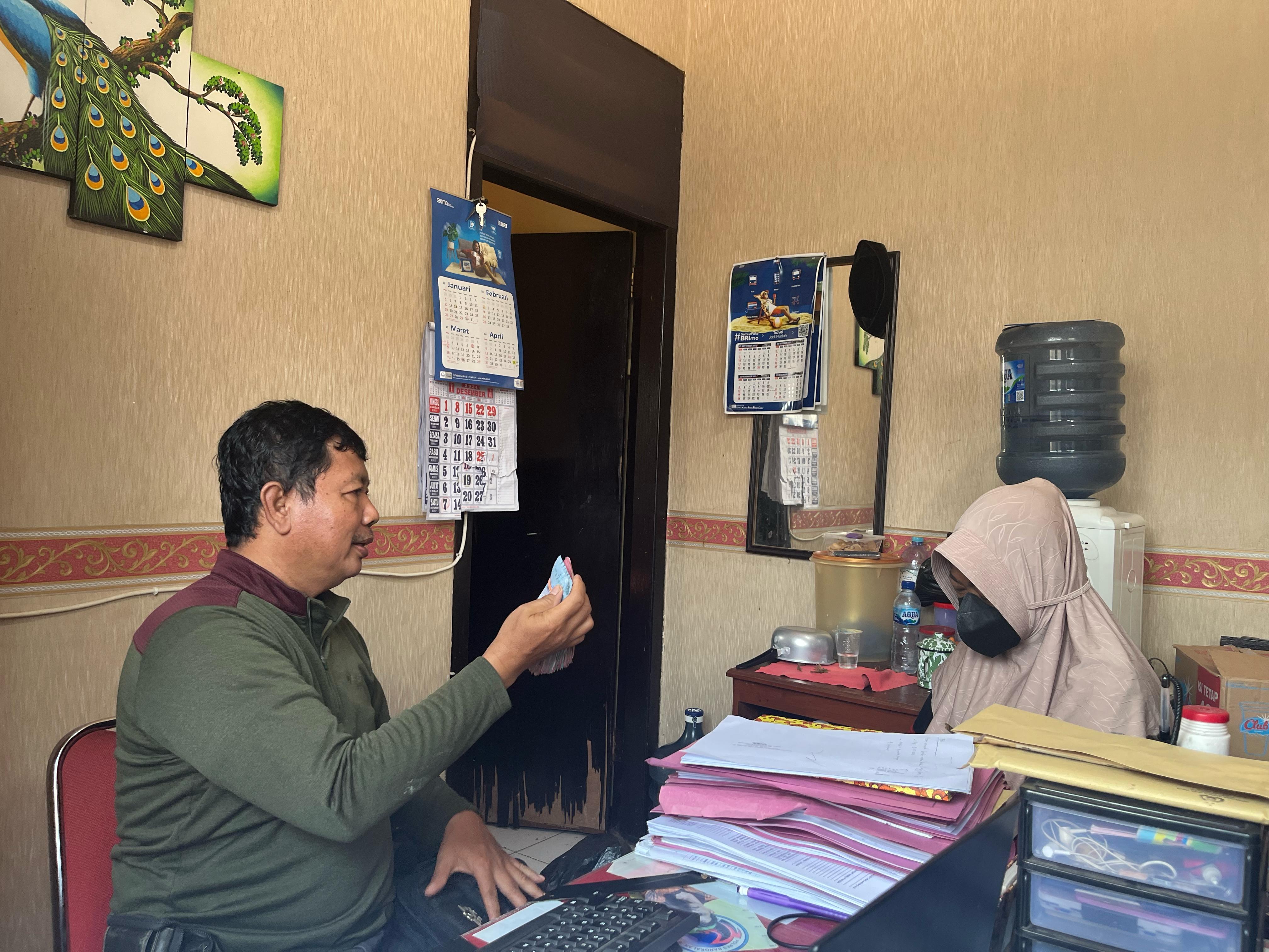 PASRAH: Penyidik Unit Reskrim Polsek Socah Aiptu Zainal Arifin sedang memeriksa terduga pelaku penjambretan kemarin. (ZEINAL ABIDIN/JPRM)