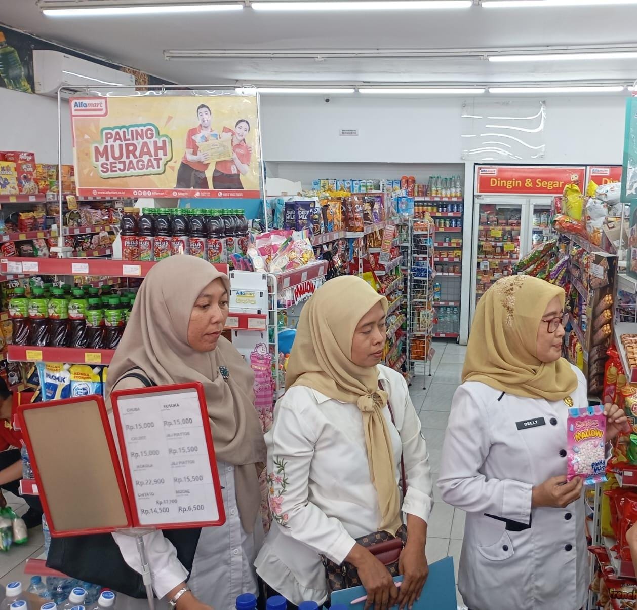 PENGAWASAN: Pegawai Diskop Umdag Bangkalan memantau peredaran produk yang mengandung minyak babi di toko modern, Jalan Raya Soerkarno-Hatta, Bangkalan, Rabu (30/4). (IMAMUIDN/JPRM)