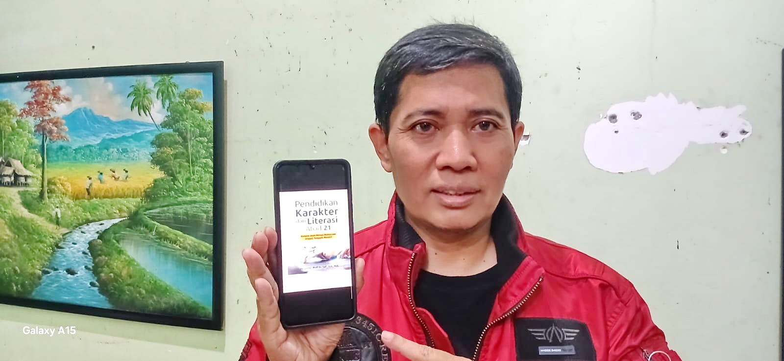 BEKAL MAHASISWA: Wakil Rektor III UTM Surokim Abdus Salam menunjukkan buku berjudul Pendidikan Karakter dan Literasi Abad Ke-21. (SUROKIM UNTUK JPRM)