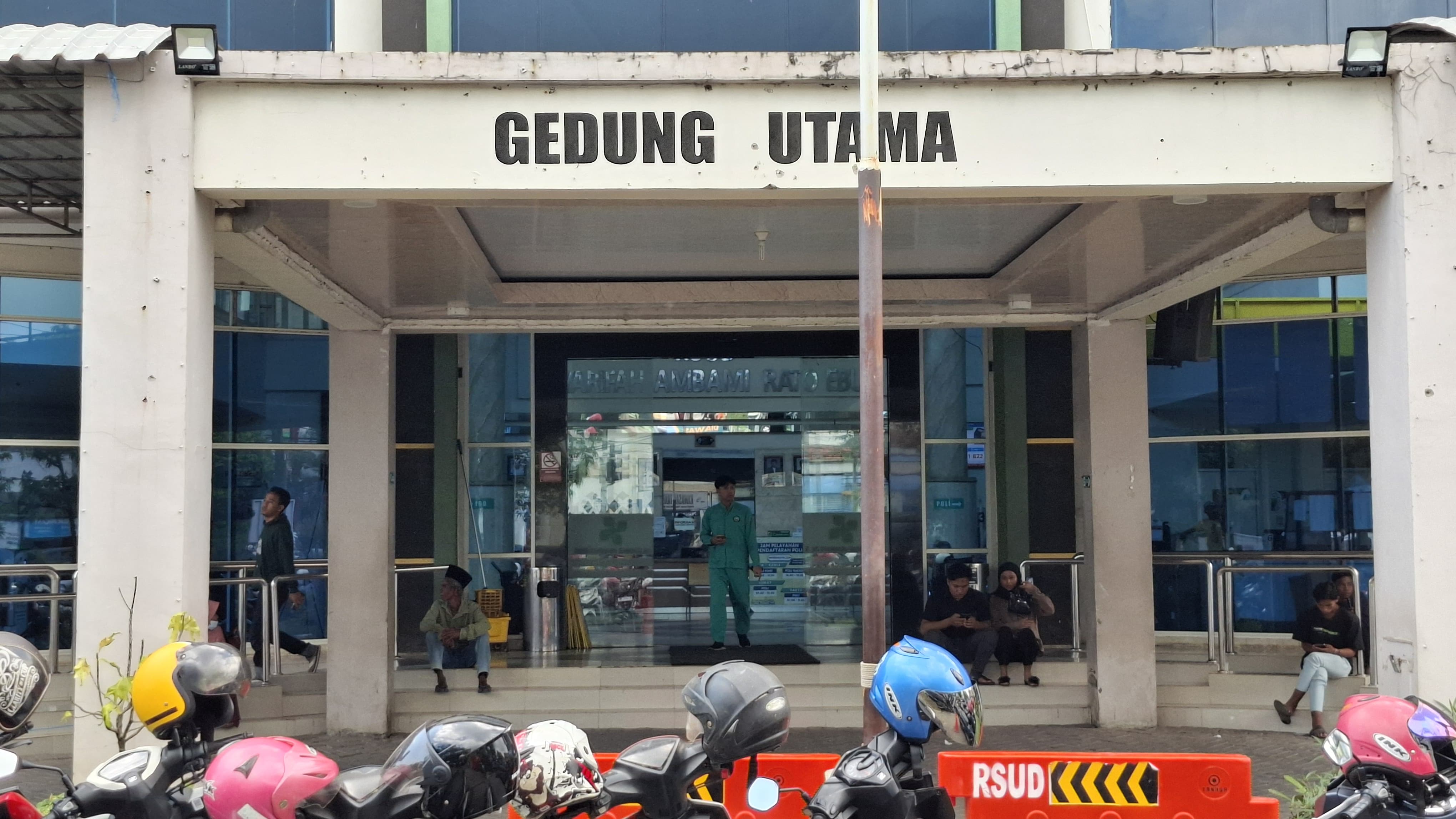 PELAYANAN KESEHATAN: Warga berada di area RSUD Syamrabu Bangkalan, Sabtu (3/4). (IMAMUIDN/JPRM)