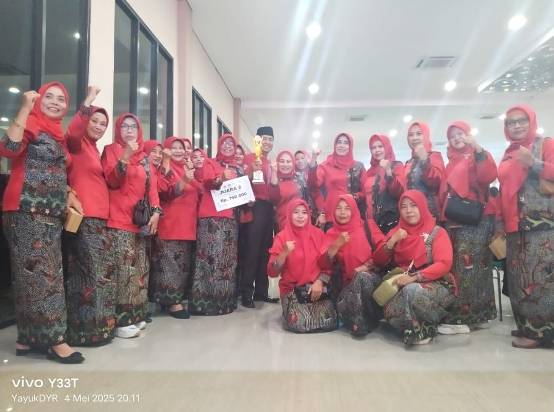 Korwil Bangkalan Handoko (Pegang Piala) foto bersama dengan sejumlah kepala sekolah dibawah naungannya, usai menerima beberapa penghargaan di ajang expo pendidikan