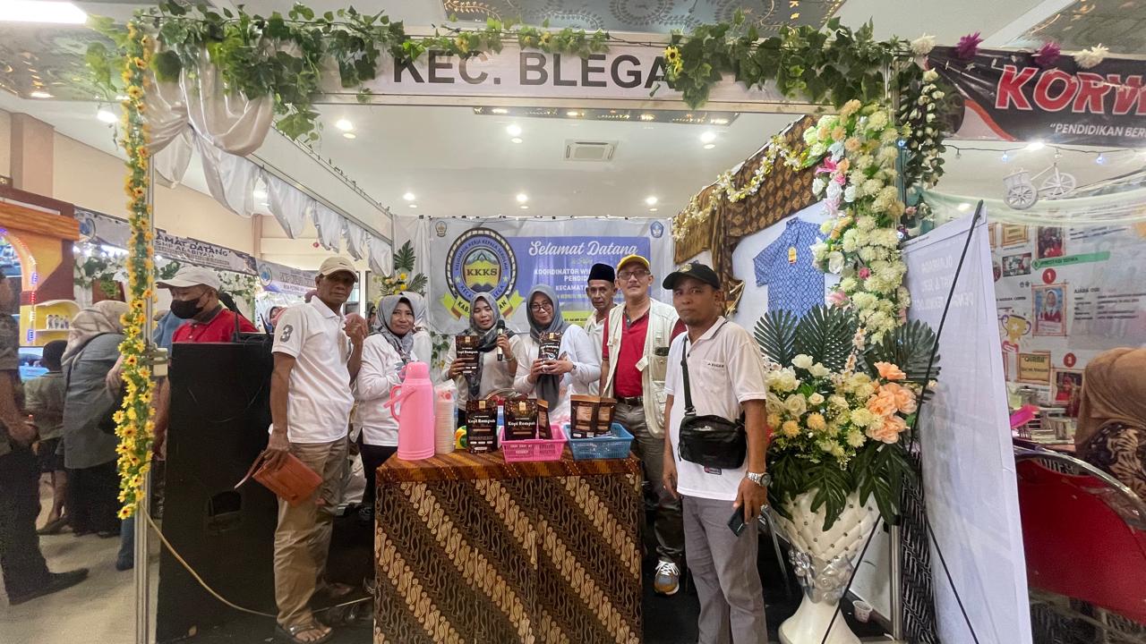 Sejumlah kepala sekolah di wilayah korwil Blega foto bersama di depan stand both mereka