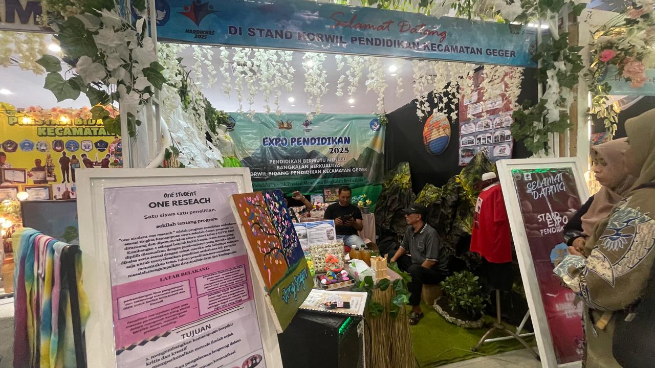 Standboth Korwil Pendidikan Kec. Geger menampilkan beberapa prestasi siswa pada expo Pendidikan yang digelar 2-4 Mei kemarin