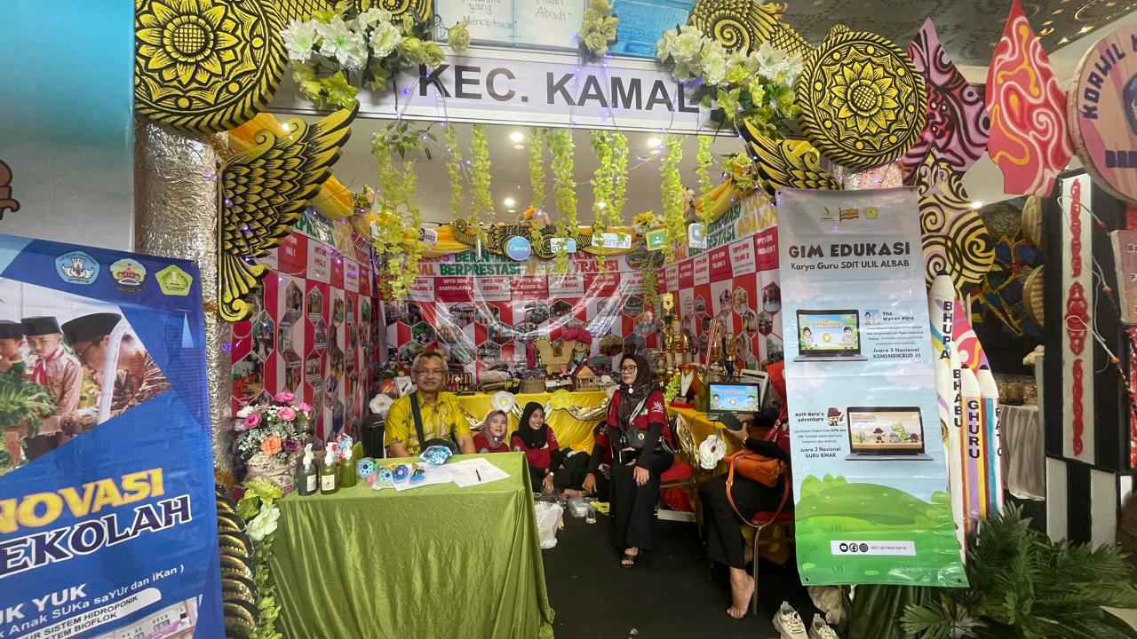 Stand Both Korwil Kamal saat ditampilkan pada expo pendidikan 2025. tampak sejumlah guru stanbye untuk mempromosikan kepada pengunjung
