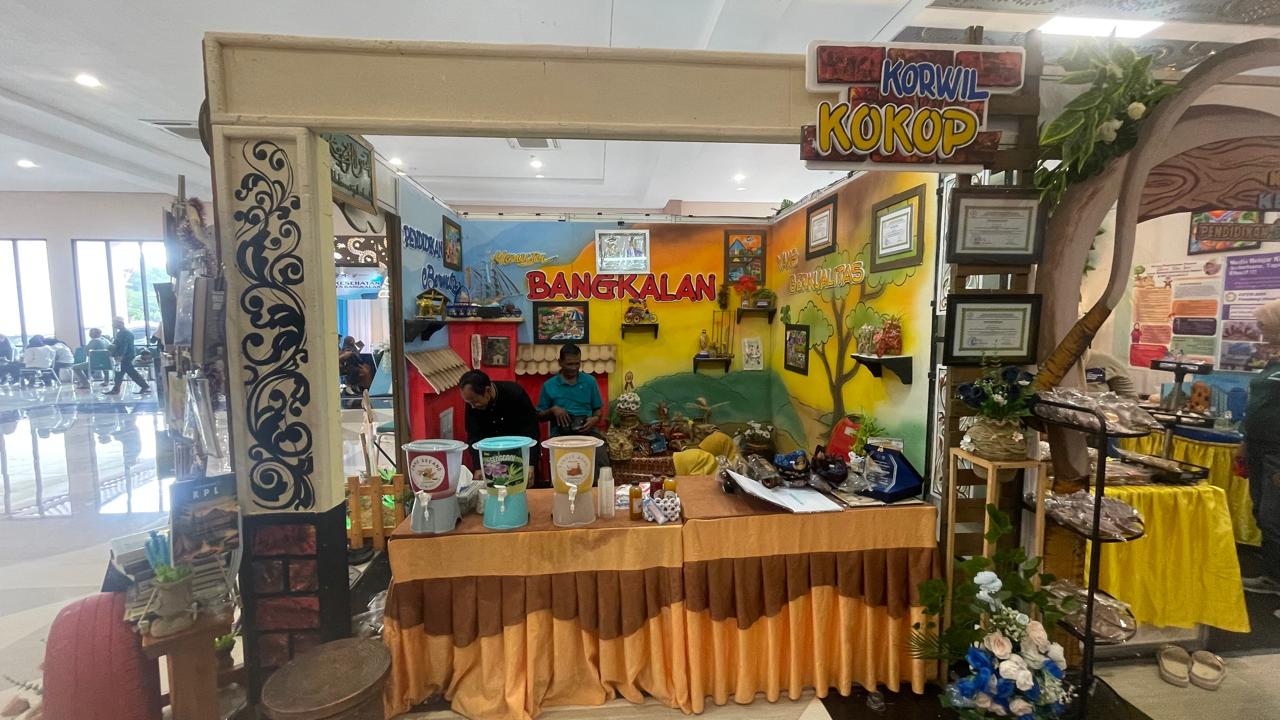 Standboth Korwil Kokop menyajikan panorama pegunungan