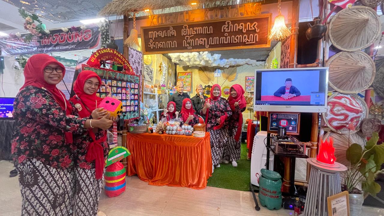 Sejumlah guru tampak stanbye didepan standboth saat expo pendidikan yang digelar di Sentra IKM selama 3 hari (2-4) Mei