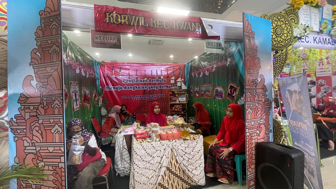 Standboth milik korwil pendidikan Kec. Kwanyar tampak sederhana, namun tidak menghilangkan kesan edukatif