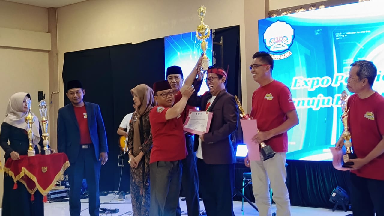 Korwil Labang Abdul Gaffar Zain saat menerima piala penghargaan dari panitia expo pendidikan minggu (4/5) malam