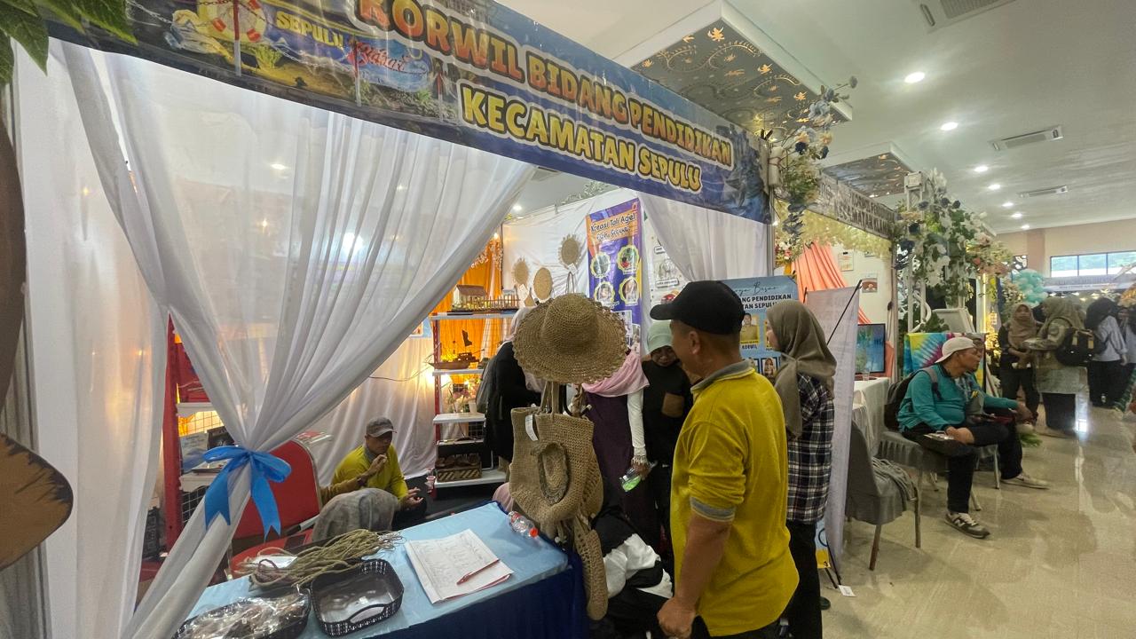 Standboth Korwil Pendidikan Kec. Sepulu menampilkan berbagai hasil karya siswa, diantaranya topi dan tas yang terbuat dari rotan
