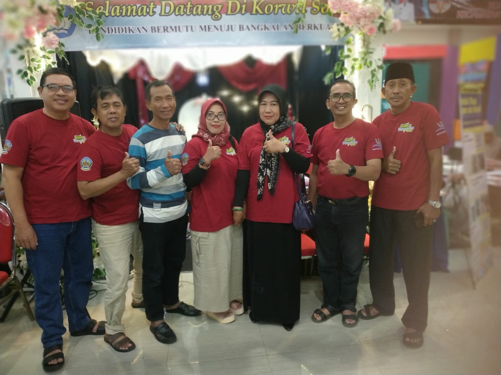 Korwil Socah Sutiyah (kerudung hitam) foto bersama dengan sejumlah kepala sekolah di depan Stand Both expo pendidikan