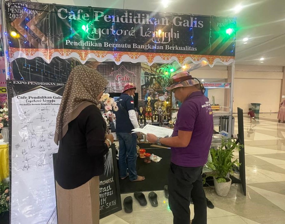 Stand Both Korwil Galis yang dikonsep dengan cafe pendidikan tampil unik saat expo pendidikan kemarin