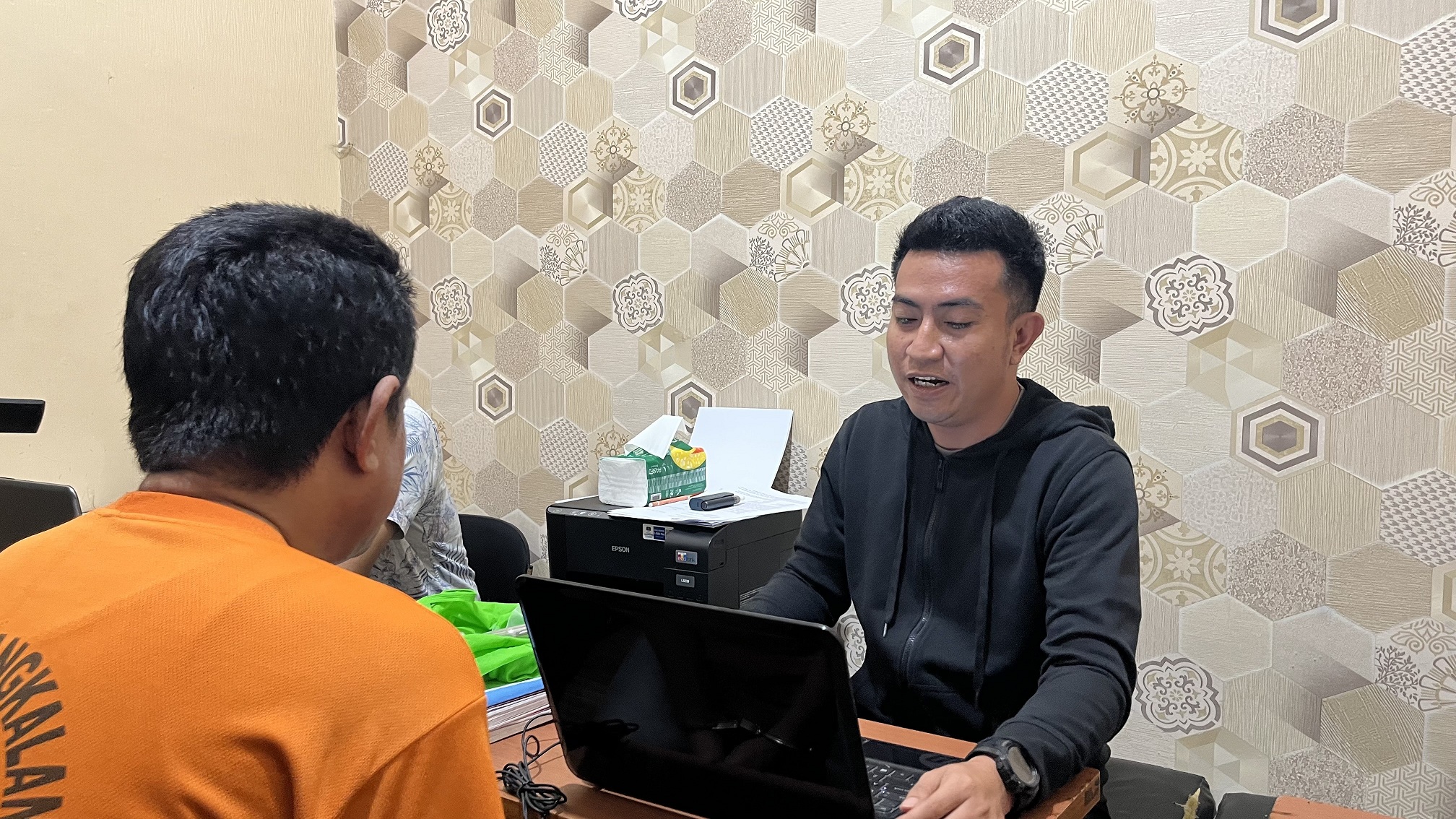 TAK BERKUTIK: Tersangka penyalahgunaan narkotika Zainal diperiksa di Mapolres Bangkalan kemarin. (ZEINAL ABIDIN/JPRM)
