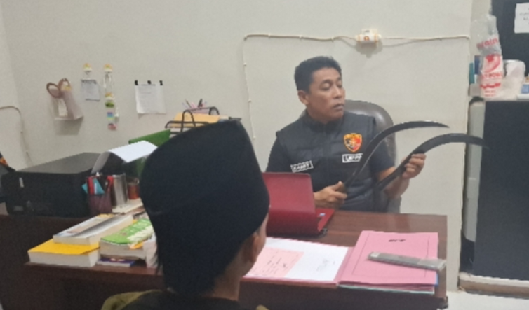 Pelaku saat menjalani pemeriksaan lebih lanjut di Mapolres Sampang. (Foto : Istimewa)
