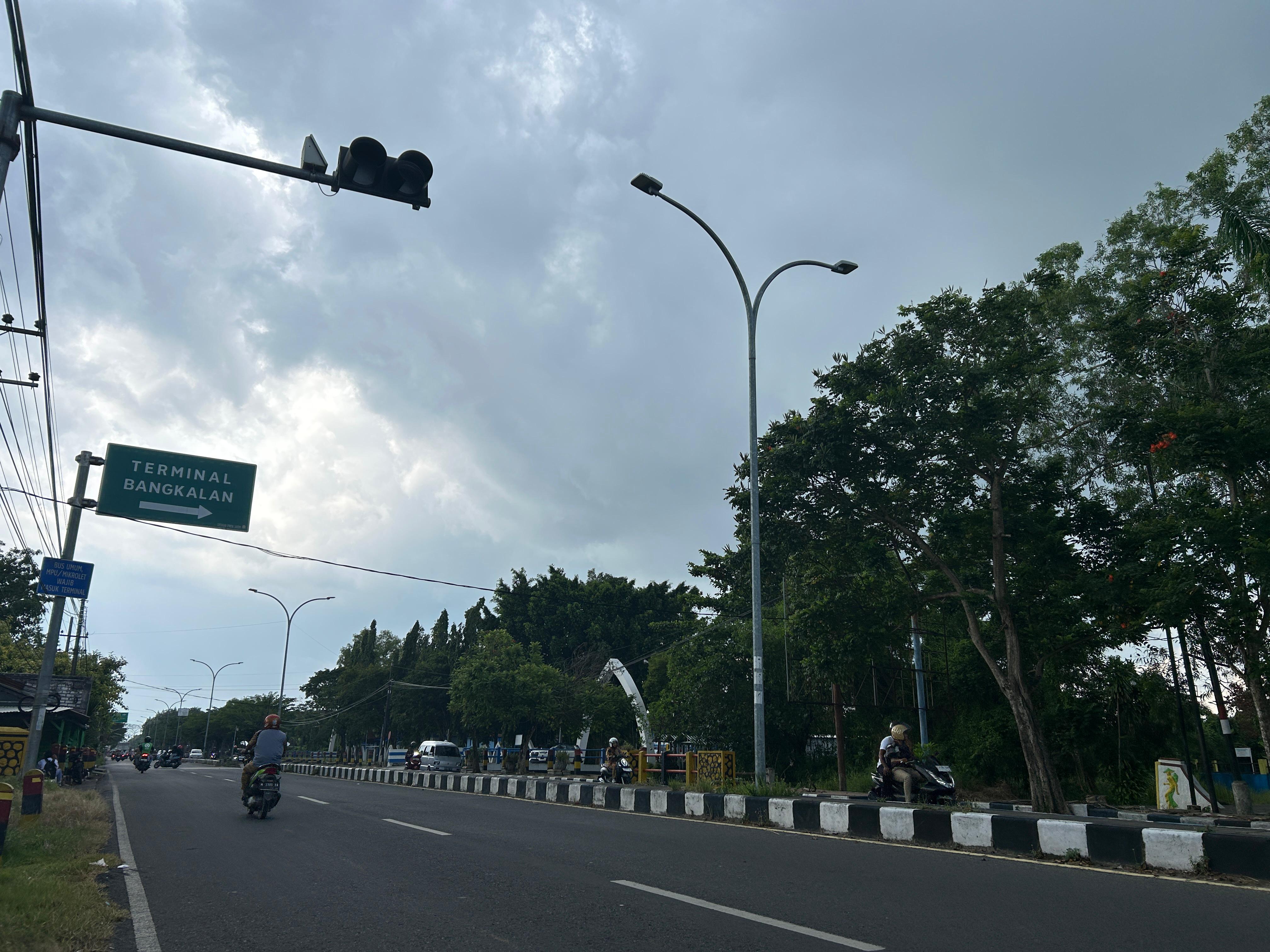 LENGANG: Pengendara melintas di dekat PJU yang terpasang di ruas Jalan Soekarno-Hatta, Bangkalan, kemarin. (VIVIN AGUSTIN HARTONO JPRM)