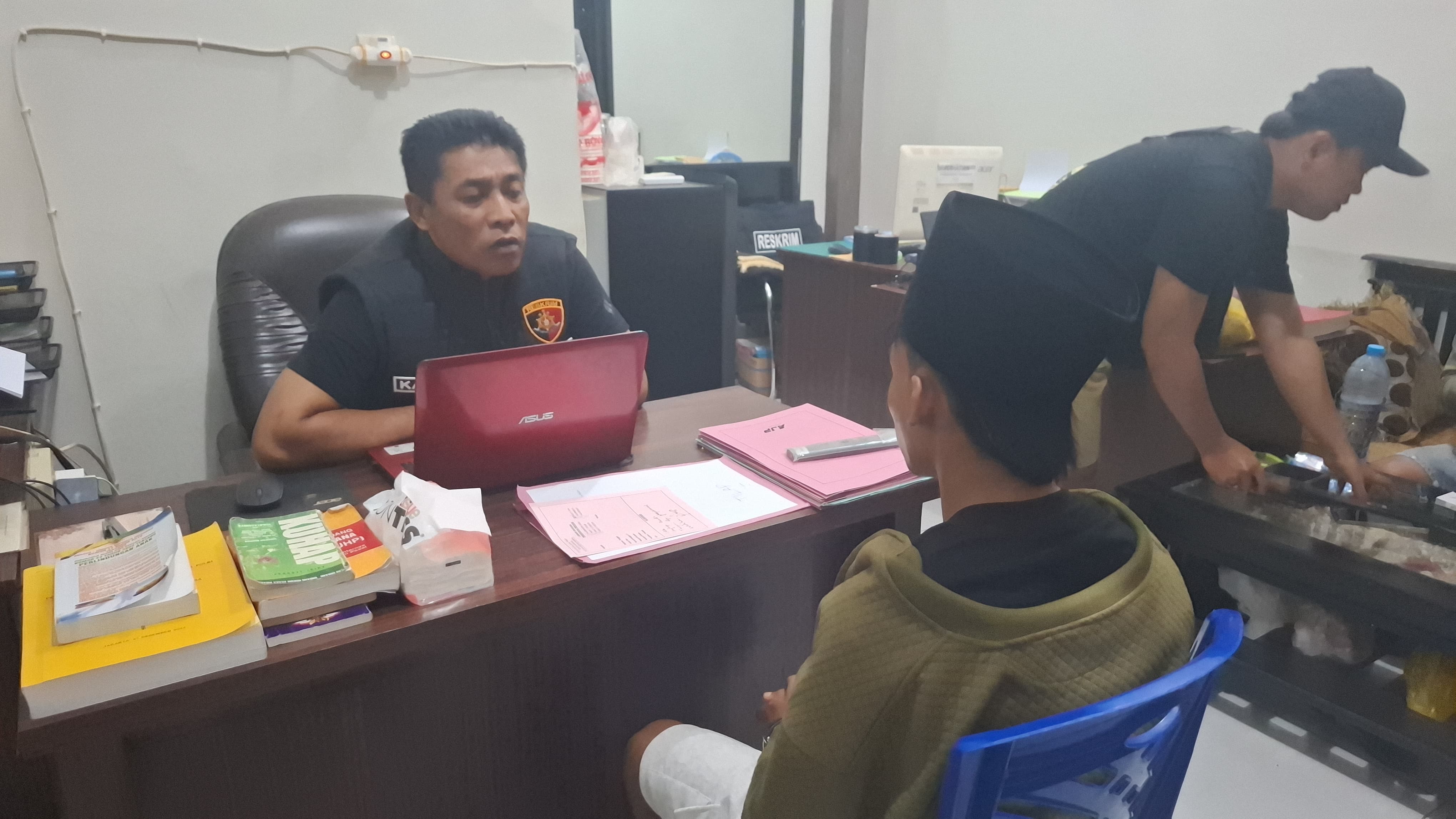 DIRINGKUS: Farel Andriansyah diperiksa penyidik Polres Sampang dini hari kemarin. (HUMAS POLRES UNTUK JPRM)