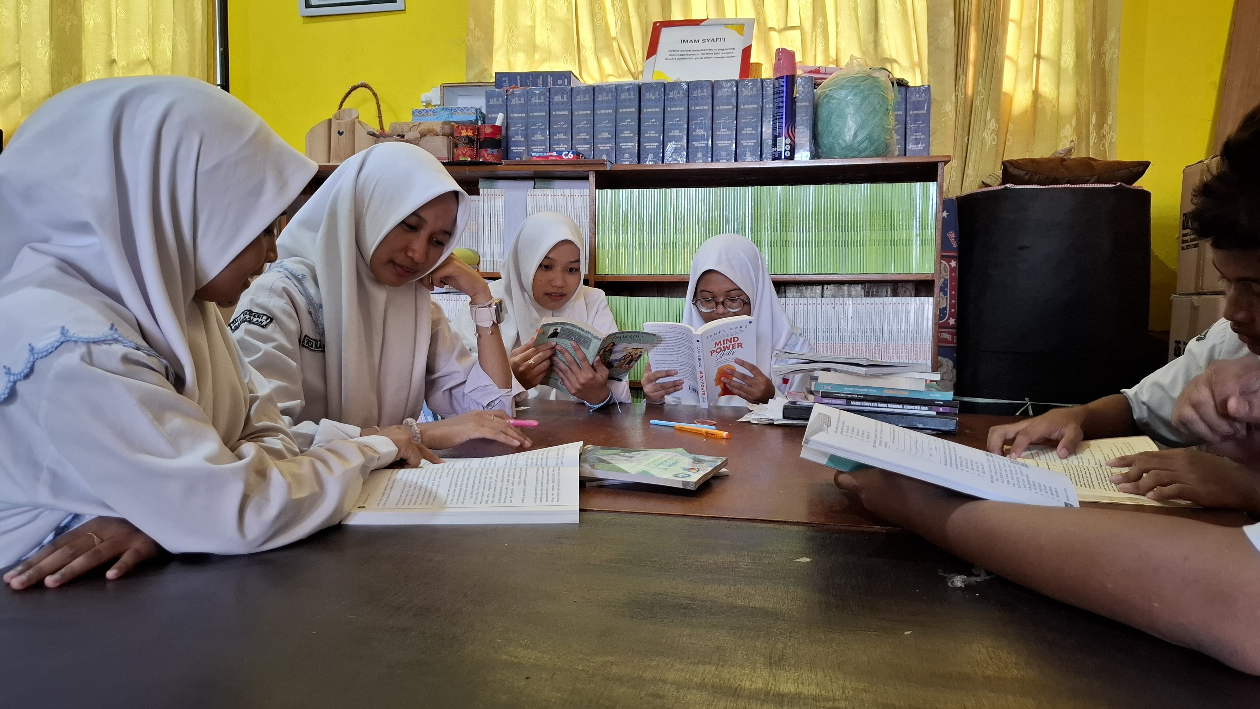 HARAPAN MASA DEPAN: Siswa SMAN 2 Bangkalan membaca buku di ruang perpustakaan sekolah kemarin. (IMAMUDIN/JPRM)