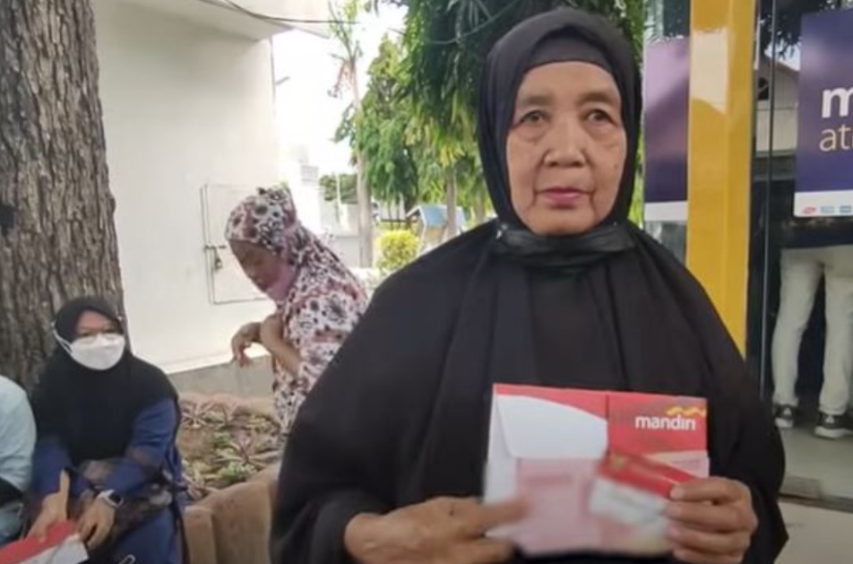 Dulu, warung Ibu Rina nyaris tutup karena sepi. Kini, berkat bansos dan info yang tepat, usahanya kembali hidup. UMKM seperti dia butuh akses bansos Mei 2025!