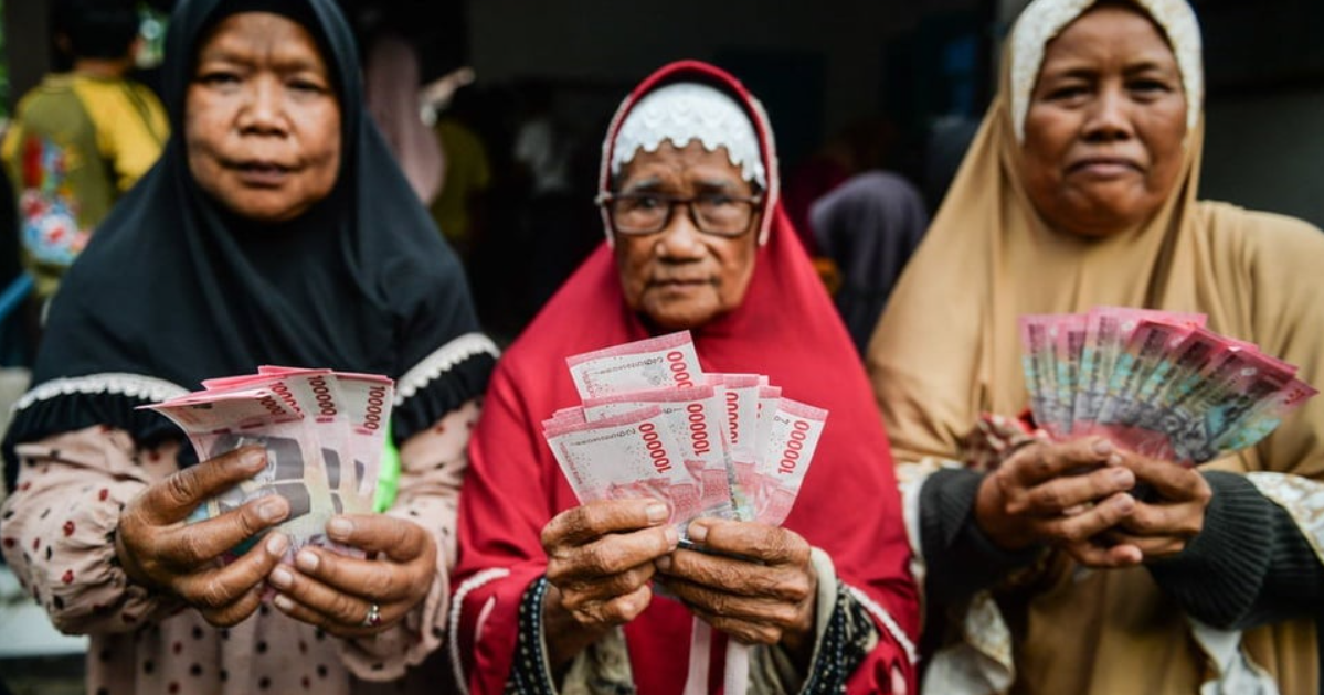 Warga memperlihatkan uang tunai bantuan sosial program keluarga harapan di Kantor Kecamatan Cikande, Kabupaten Serang, Banten. ANTARA FOTO/Putra M. Akbar/gp/rwa.