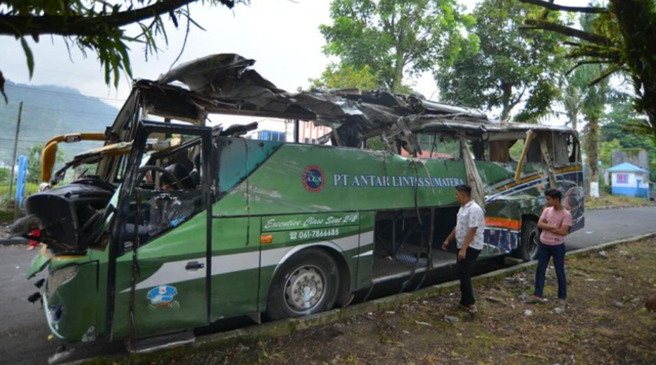Bus ALS (Antar Lintas Sumatera) yang mengalami kecelakaan tunggal hingga terguling di dekat Terminal Bukit Surungan, Kota Padang Panjang, Sumatera Barat, Selasa (6/5). (ANTARA FOTO/Iggoy el Fitra)